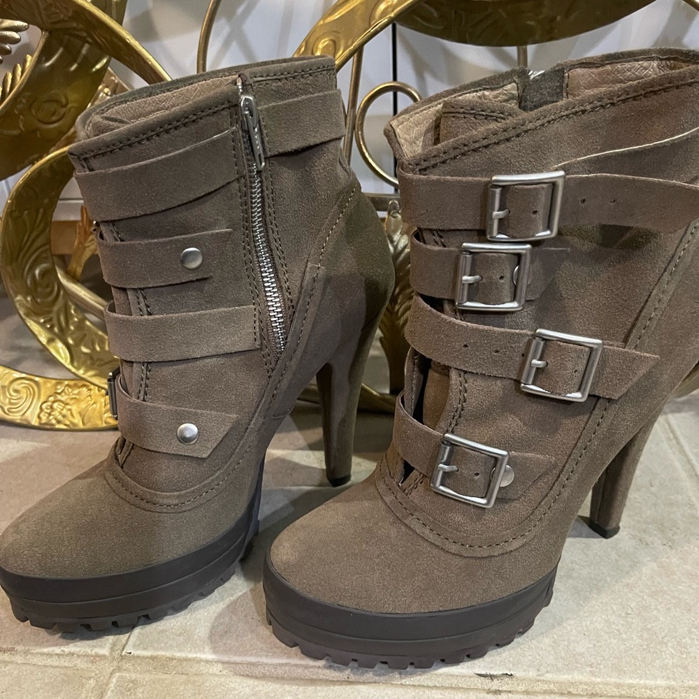 Steve Madden suede boot. EUC